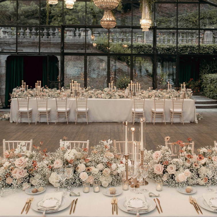 In questa foto la serra di Villa Pizzo, sul Lago di Como, addobbata con dei tavoli imperiali pronti per ospitare un ricevimento di nozze