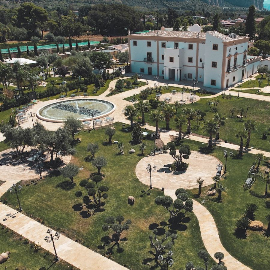 In questa foto una veduta aerea di Villa del Gattopardo e del suo giardino, con la fontana danzante. La location è tra le 25 migliori Destination Wedding Venues in Italia