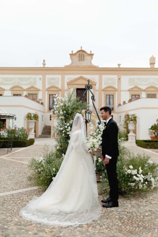 In questa foto una coppia di sposi nella corte di Villa del Gattopardo, location per matrimoni e Destination Wedding a Palermo