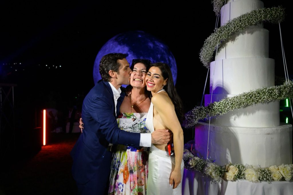 In questa immagine Paola Rovelli insieme a due sposi. 