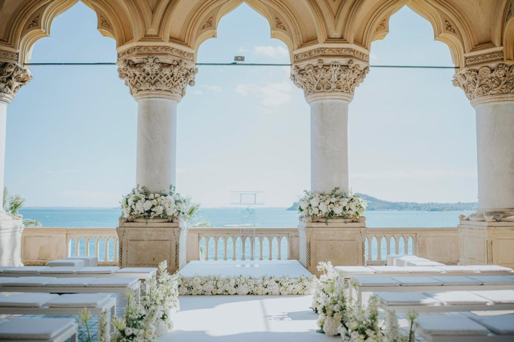 In questa immagine un allestimento per una cerimonia civile vista mare con tanti, tantissimi fiori bianchi. 