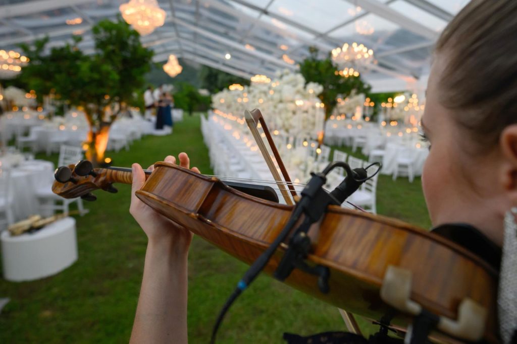 In questa immagine un momento di intrattenimento durante un matrimonio organizzato da Paola Rovelli. 