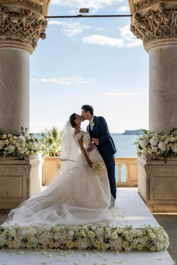 In questa immagine due sposi durante un matrimonio organizzato da Paola Rovelli. 