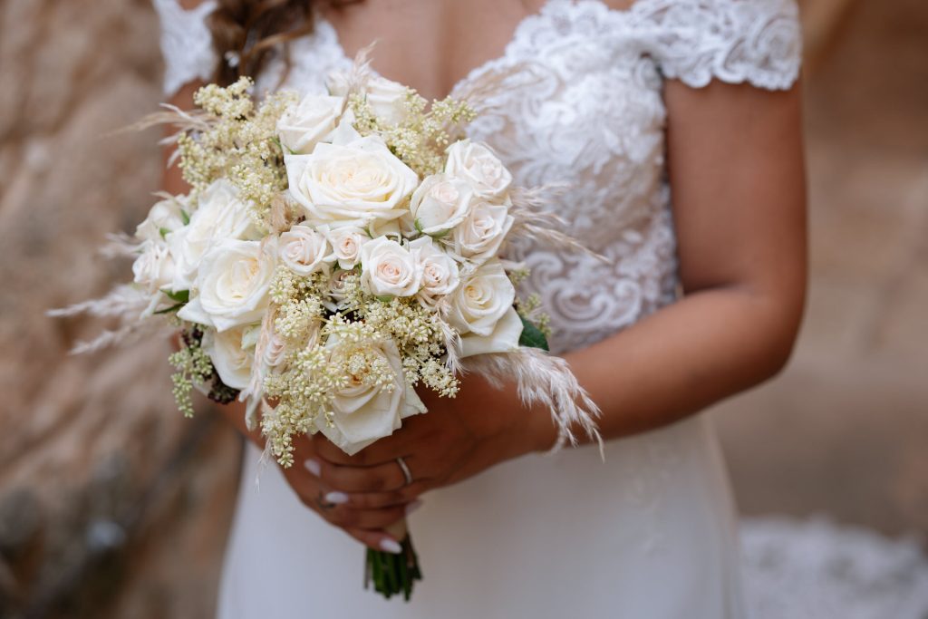In questa immagine un bouquet sposa 2024 con rose aperte. 