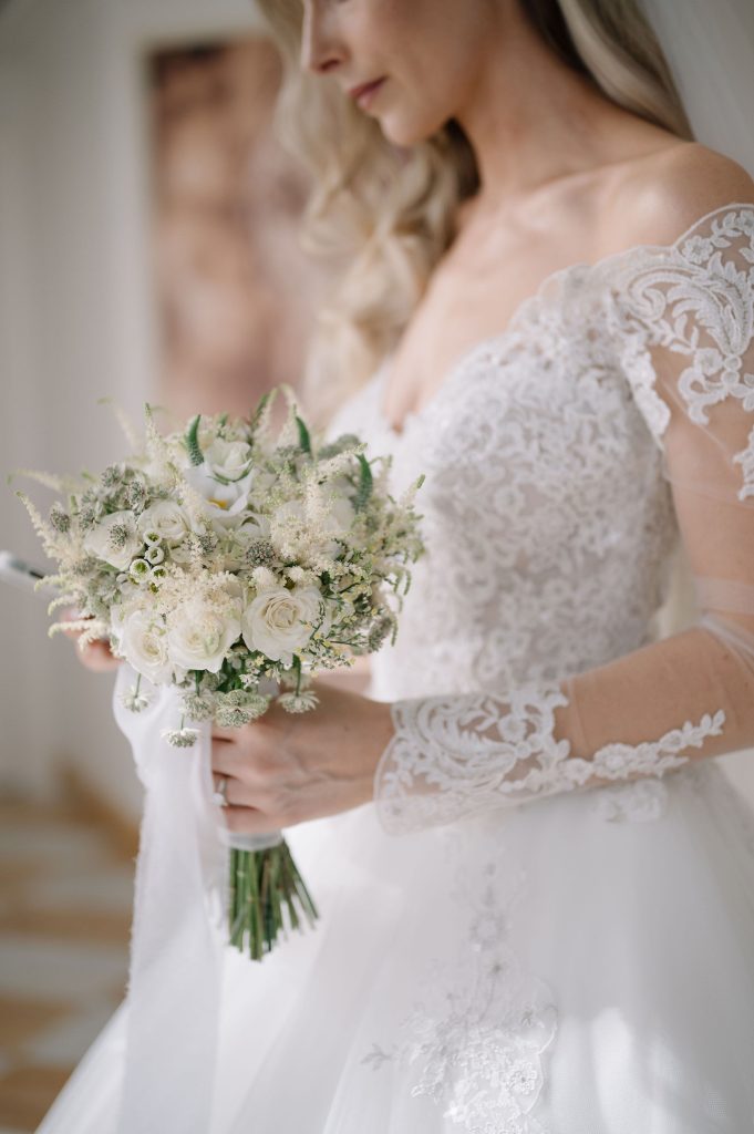 In questa immagine un bouquet sposa 2024 con fiori bianchi. 