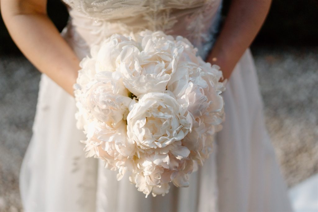 In questa immagine un bouquet sposa 2024 con peonie bianche. 