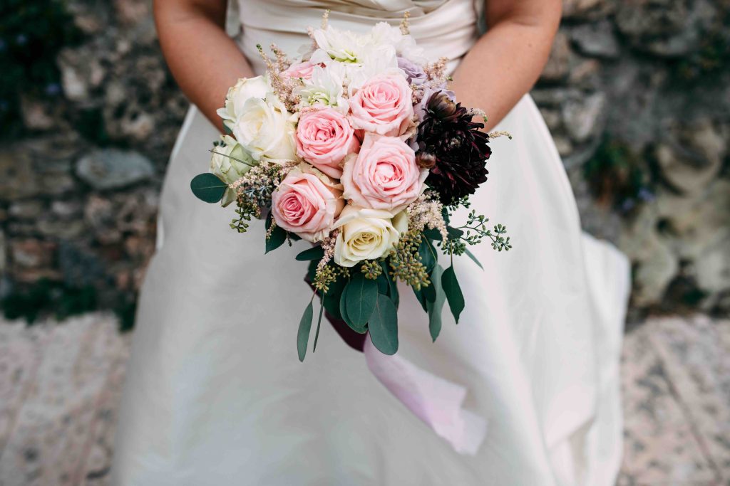 In questa immagine un bouquet sposa 2024 con rose aperte. 