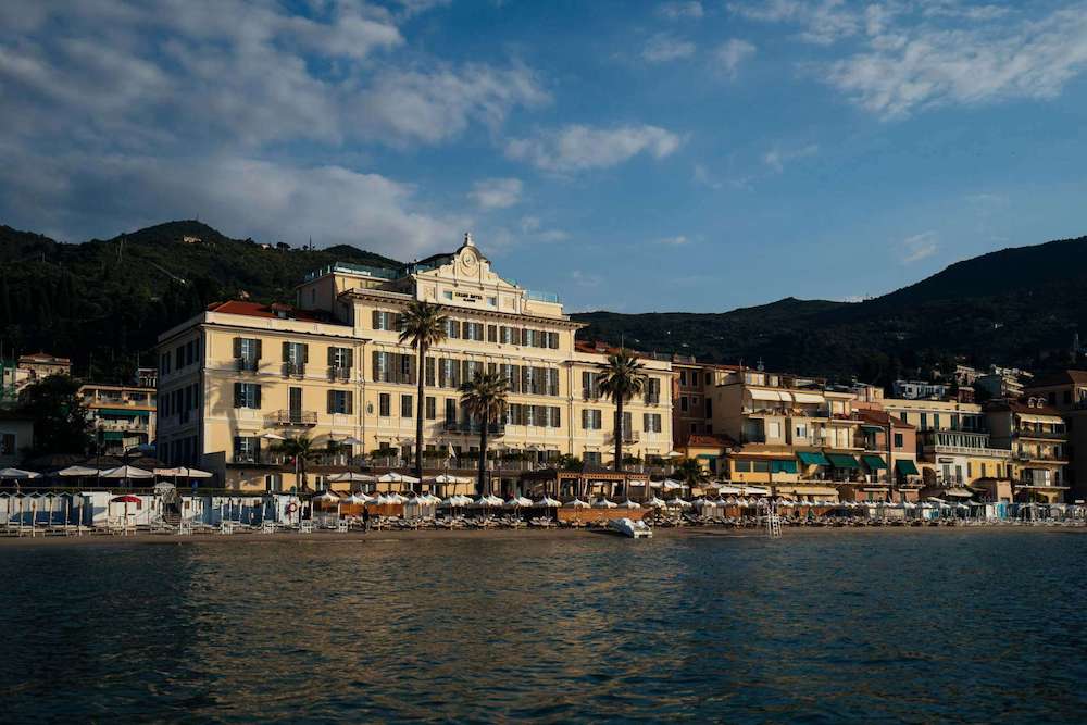 In questa foto la veduta, dal mare, della faccia del Grand Hotel Alassio, sulla riviera ligure 