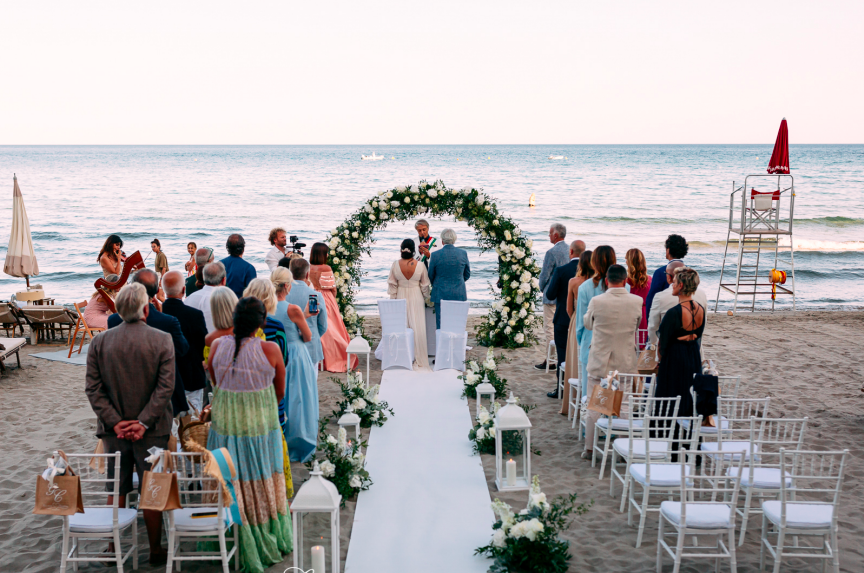 In questa foto un momento di una cerimonia sulla spiaggia del Grand Hotel Alassio, tra le 25 Destination Wedding Venues da sogno in Italia