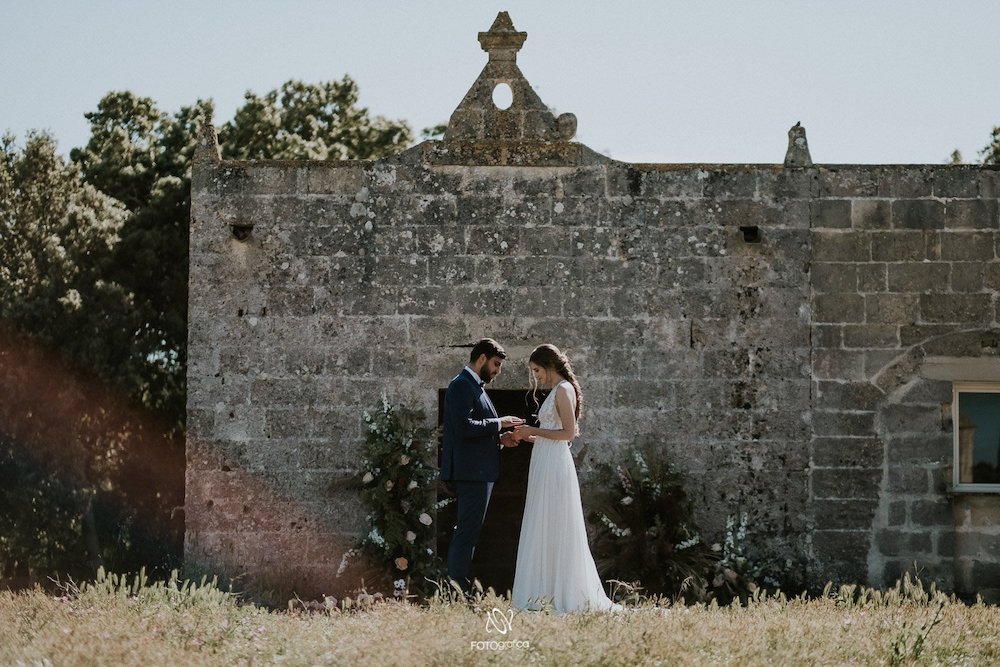 In questa foto una coppia di sposi impegnata nel proprio Wine Wedding, fiore all'occhiello della proposta in fatto di matrimoni di Masseria Cuturi