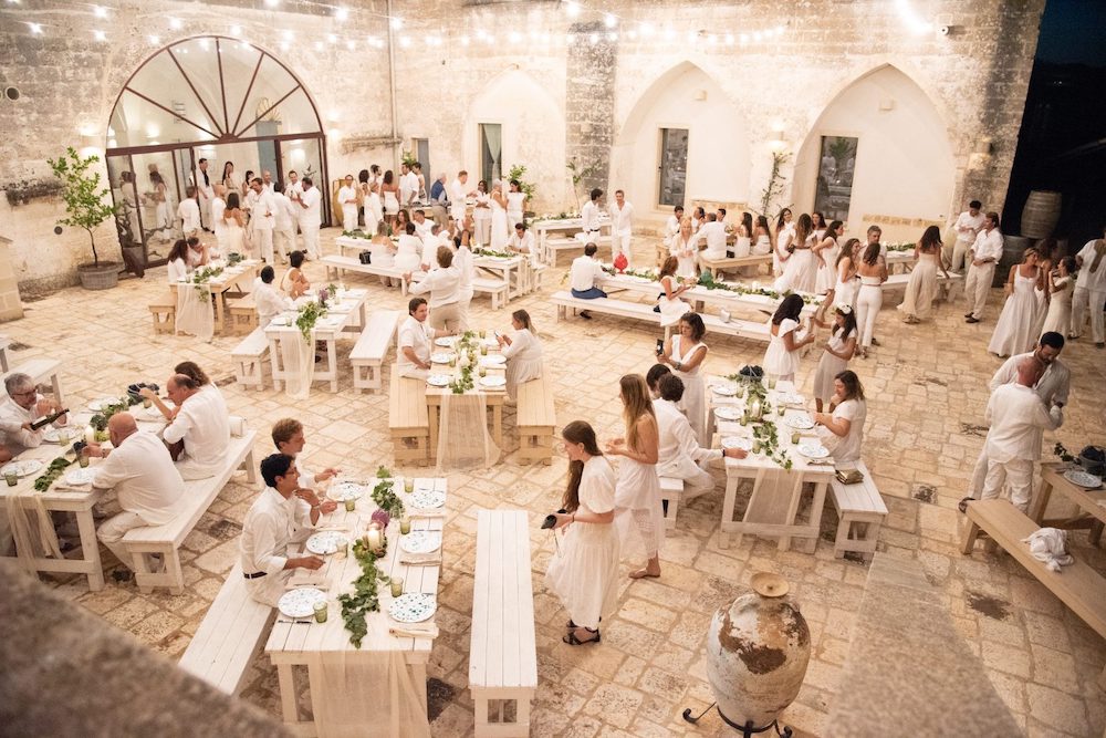 In questa foto la corte interna di Masseria Cuturi, nel Salento, mentre è in corso un White Party