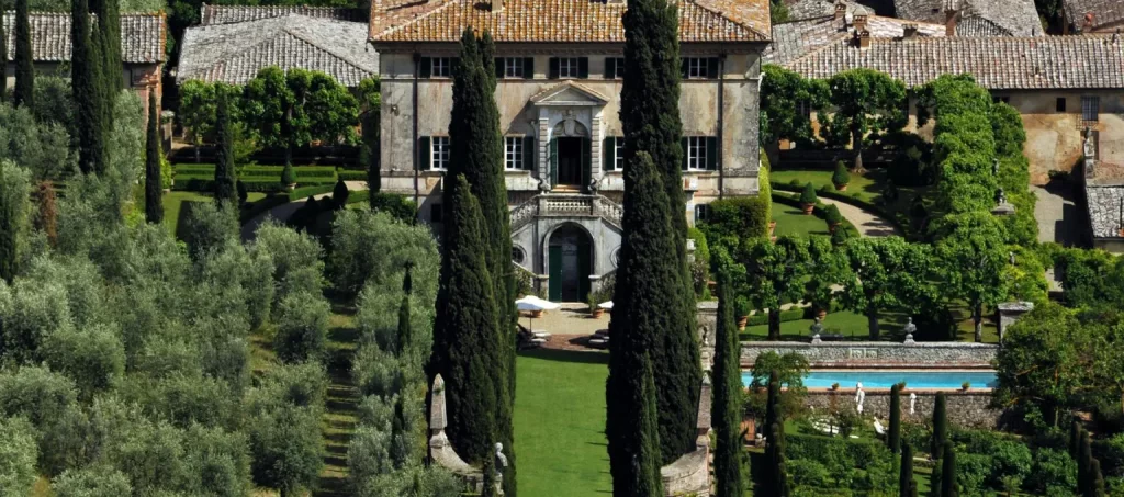 In questa foto una veduta aerea frontale di Villa Cetinale, famosissima Destination Wedding Venue in Toscana