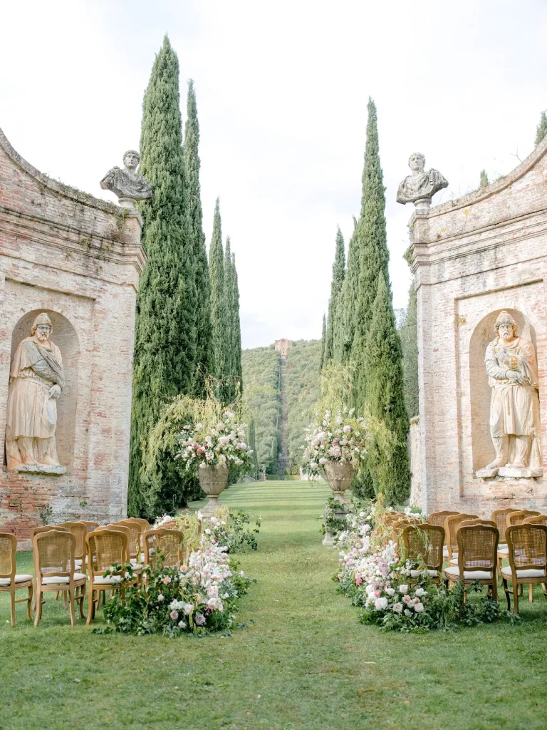 In questa foto uno degli scorci più famosi dei Giardini di Villa Cetinale, set perfetto per la celebrazione di matrimoni con riti civili e simbolici