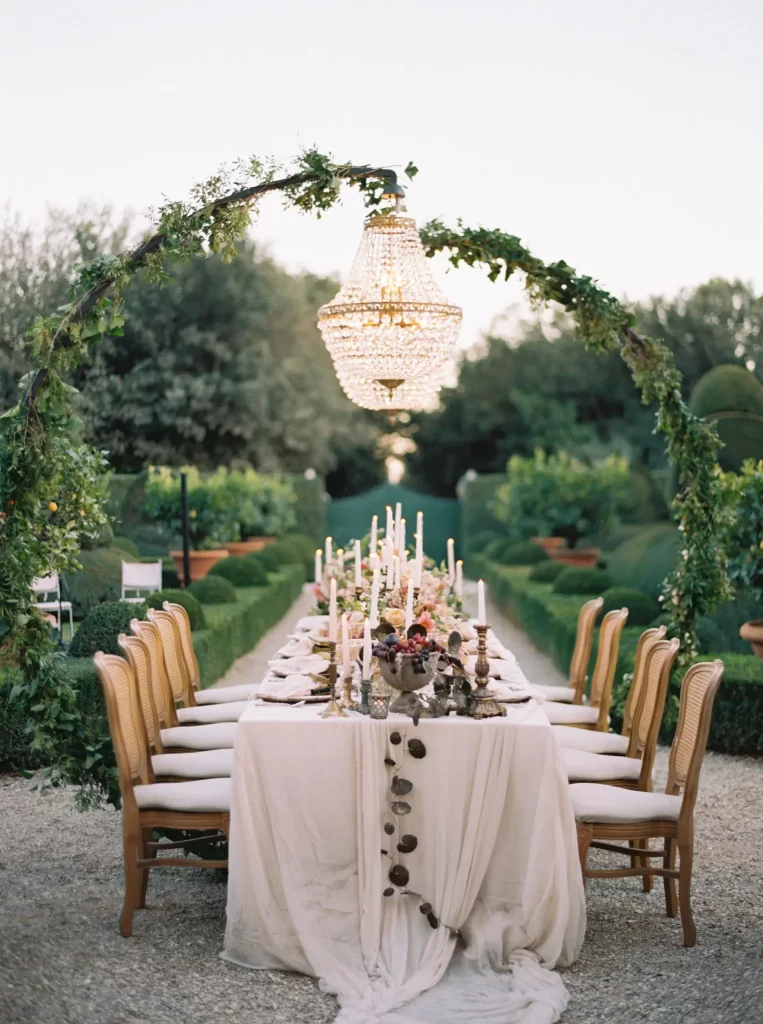 In questa foto un tavolo imperiale allestito per un matrimonio tra i giardini di villa Cetinale