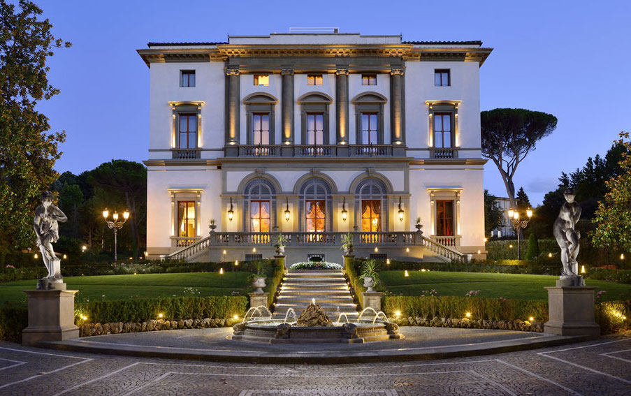 In questa foto l'ingresso della splendida Villa Cora, luxury location a Firenze. Fa parte delle 25 imperdibili Destination Wedding Venues in Italia