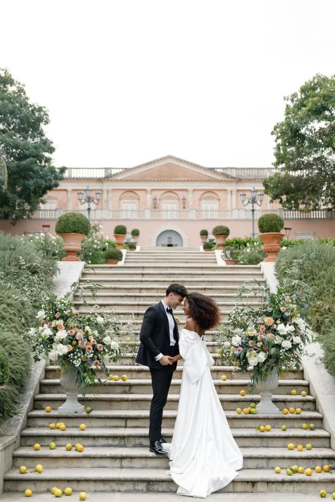 In questa foto una coppia di sposi sulla scalinata di Villa La Limonaia, Destination Wedding Venues in Sicilia