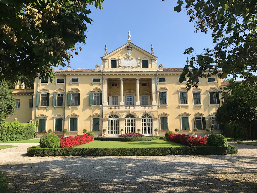 In questa foto la facciata esterna di Villa Sigurtà, tra le 25 Destination Wedding Venues in Italia