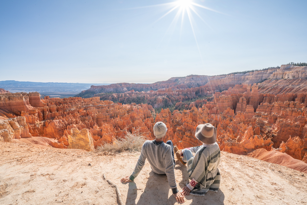 In questa foto due turisti osservano dall'alto le rocce rosse e maestose del Bryce Canyon, in Utah, negli Stati Uniti