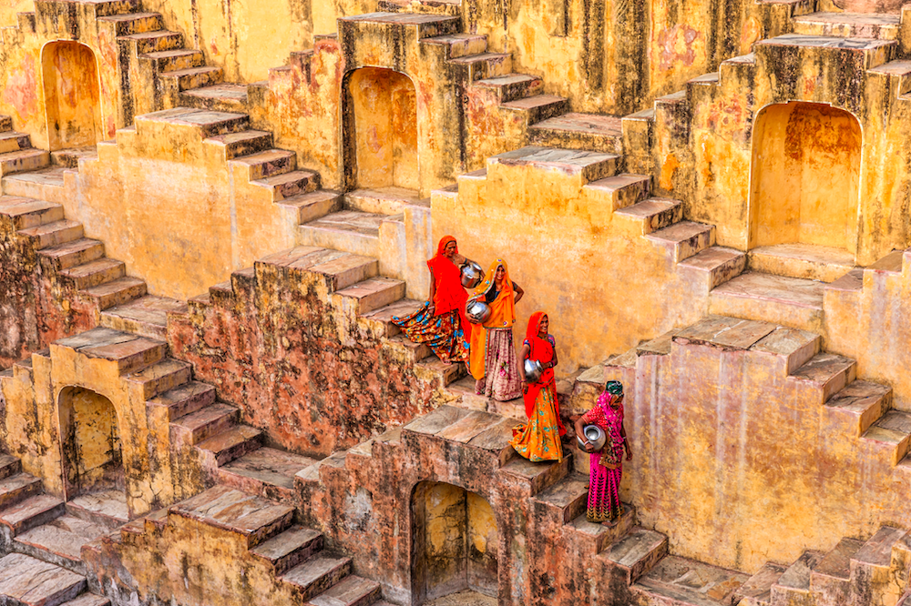 In questa foto un gruppo di donne indiane mentre scende le scale di una particolare struttura del posto