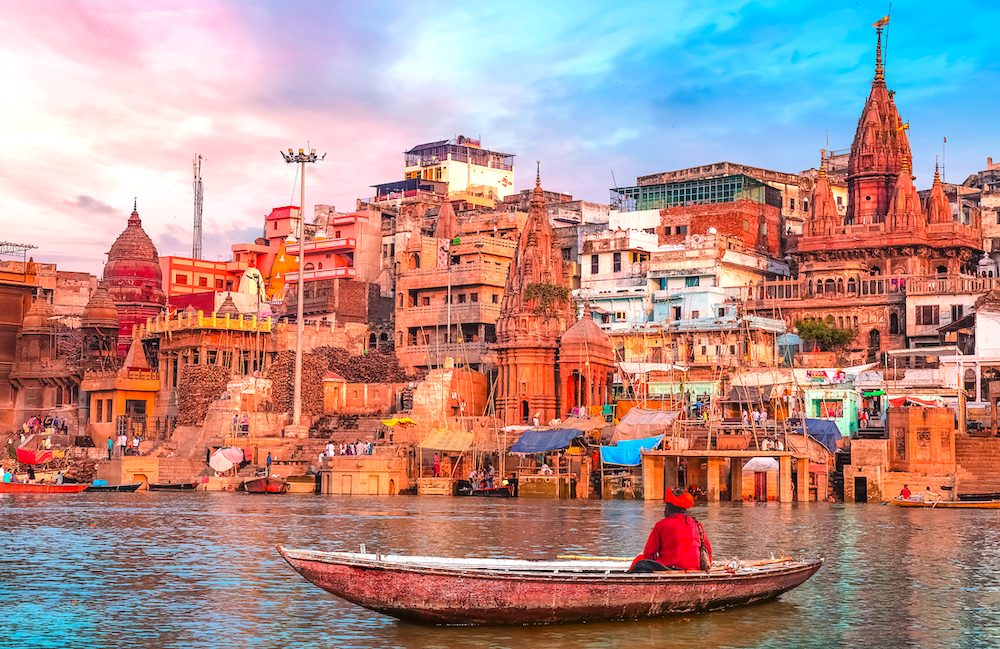 In questa foto le rive del fiume Gange, in India. Attraversarlo in barca, all'alba e poi al tramonto, è tra esperienze di viaggio da fare nella vita  