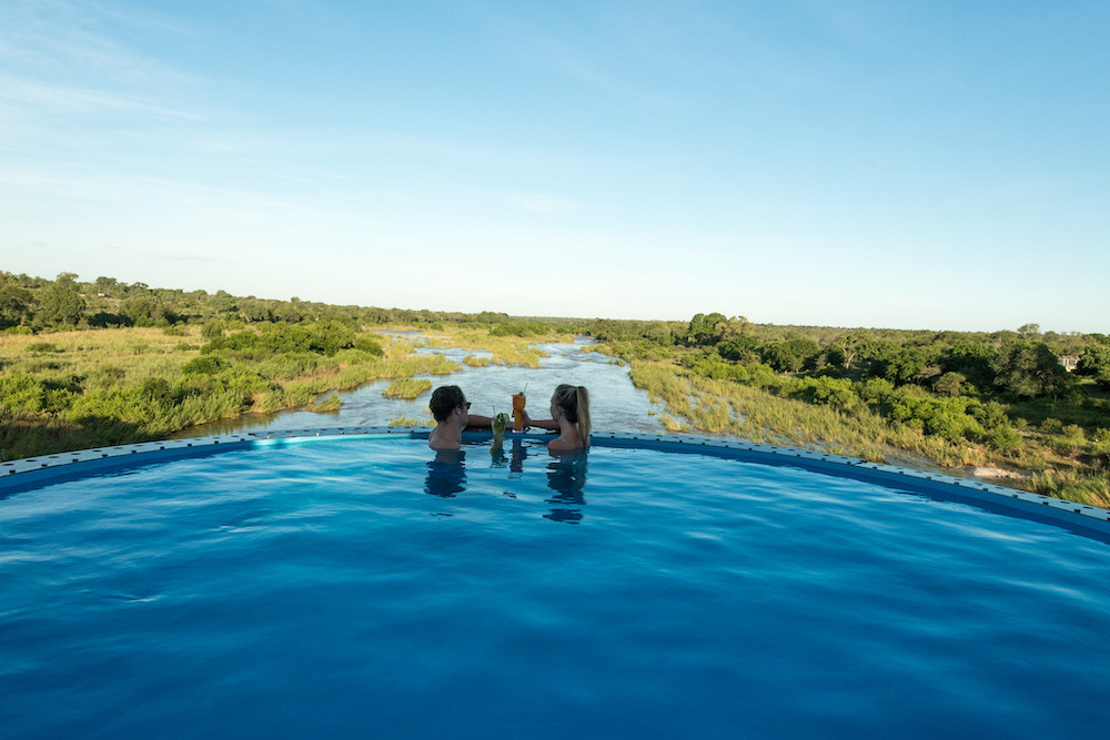 In questa foto una coppia all'interno di una piscina a sfioro situata in un resort all'interno di una riserva naturale in Sudafrica