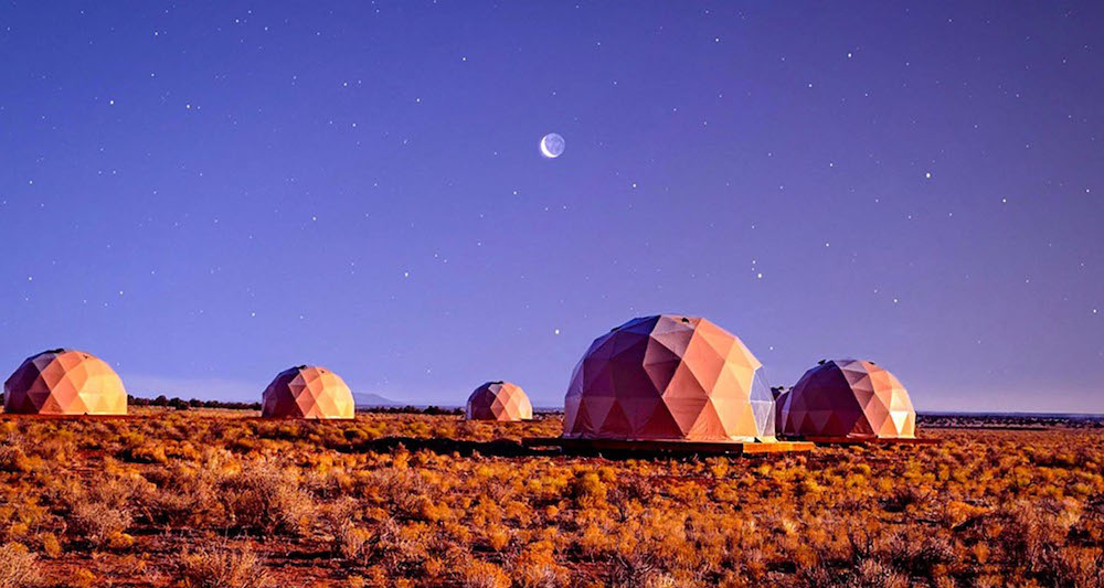 In questa foto, i dome del Clear Sky Resort, all'interno del Grand Canyon:  tra le esperienze di viaggio da fare nella vita, c'è proprio l'osservazione delle stelle in notturna attraverso il tetto trasparente di queste particolari strutture  