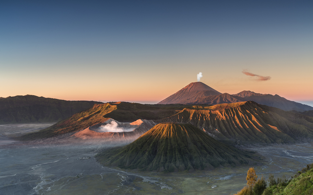 In questa foto una veduta aerea del Monte Bromo, a Bali: raggiungerne la cima all'alba e poi discenderne a bordo di un fuoristrada e a cavallo è  un'esperienza di viaggio da fare nella vita  