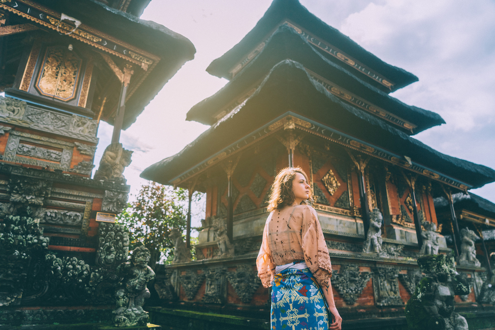 In questa foto, una ragazza passeggia tra i templi buddisti