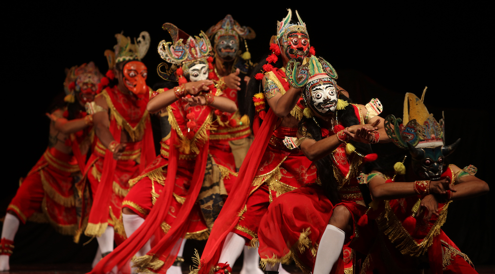 In questa foto attori e danzatori si esibiscono durante una performance Ramayana 