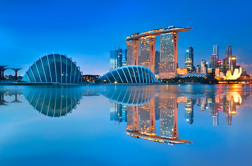 In questa foto una veduta serale di Singapore, in Malesia