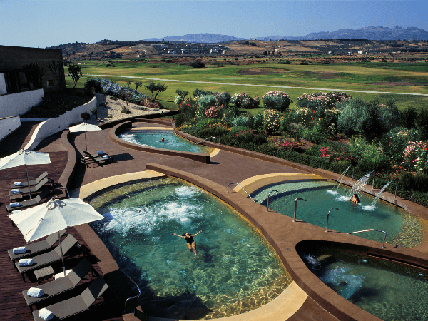 In questa foto una immagine dall'alto delle piscine del Verdura Resort Sicily.