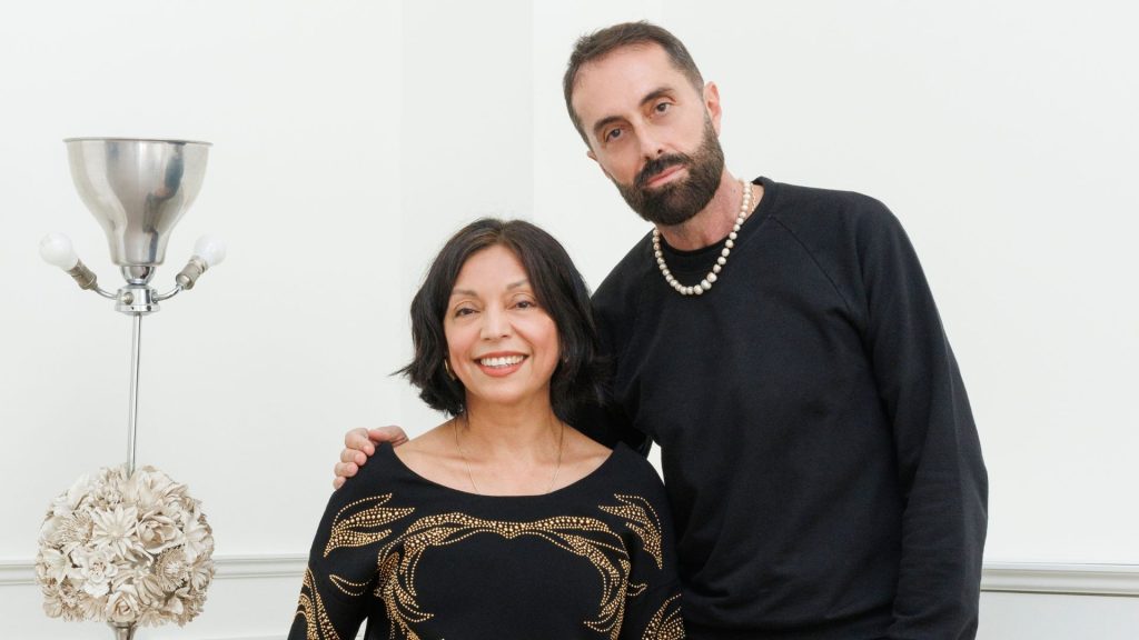 In questa immagine lo stilista Giambattista Valli e la direttrice dalla BBFW Albasarì Caro