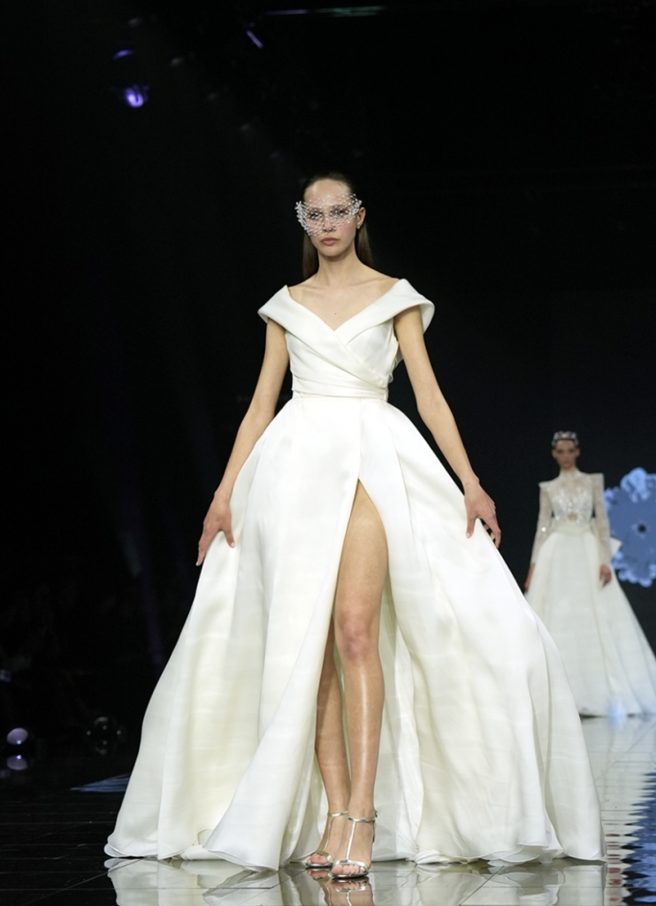 In questa immagine un momento delle sfilate Barcelona Bridal Fashion Week 2024