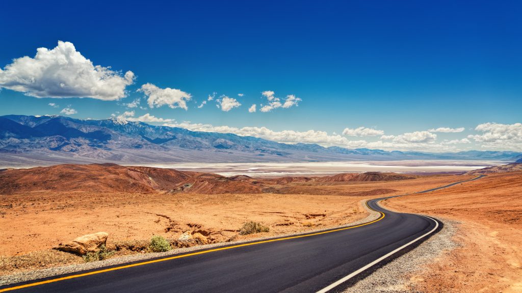 in questa foto una strada americana durante il viaggio di nozze negli Stati Uniti