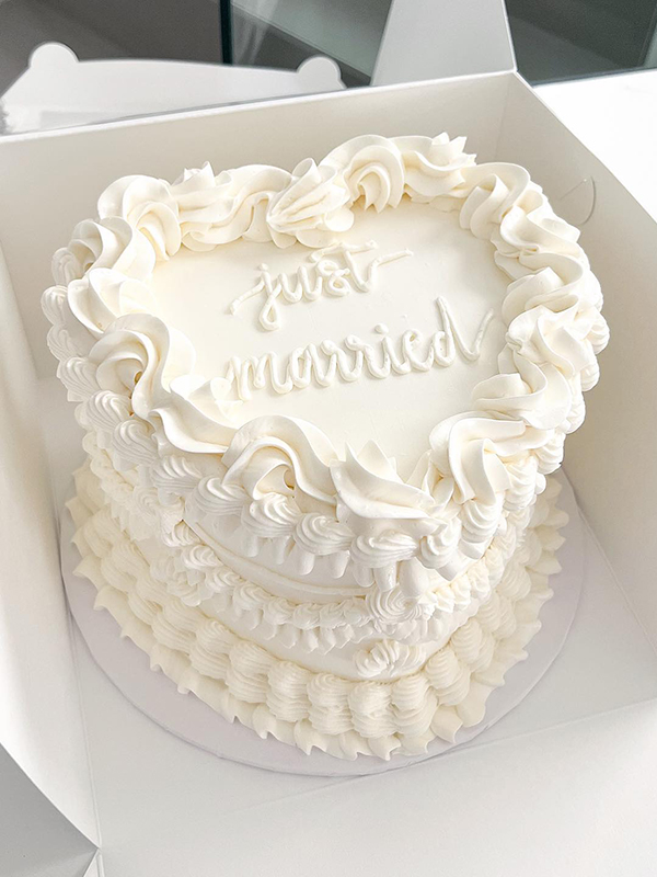 In questa foto una torta matrimonio 2024 message cake