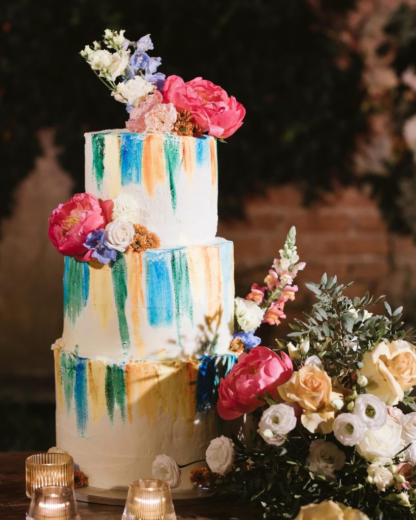 In questa foto una torta matrimonio colorata 2024 