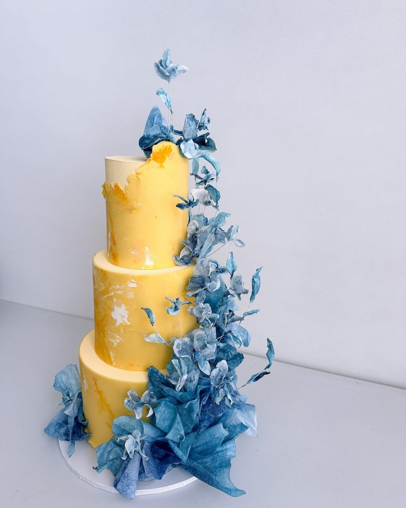 In questa foto una torta matrimonio colorata 2024 