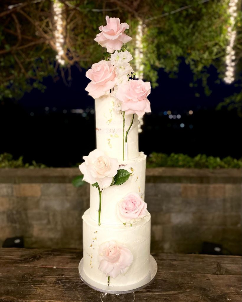 In questa foto una torta matrimonio 2024 con fiori