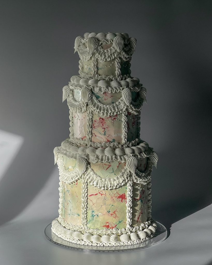 In questa foto una torta matrimonio 2024 vintage