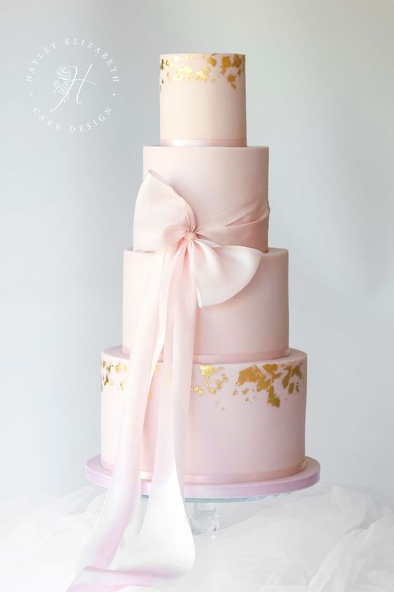 In questa foto una torta matrimonio 2024 con fiocco