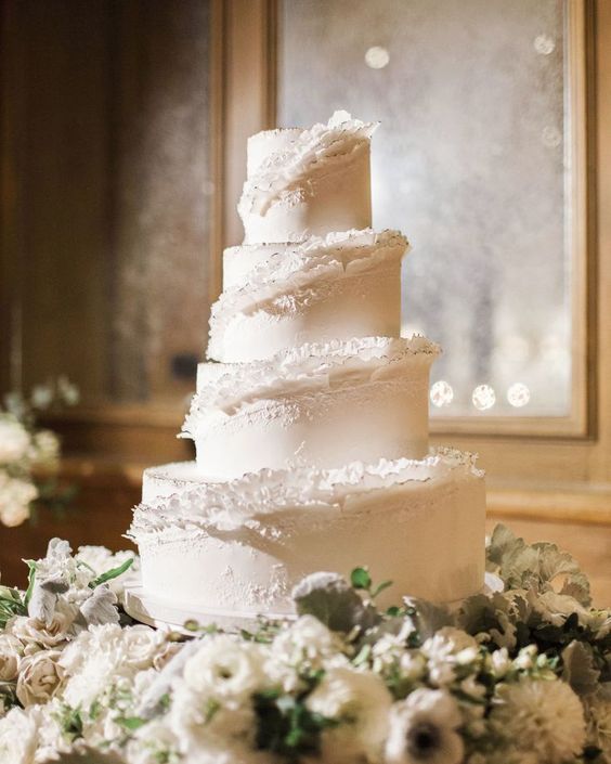 In questa foto una torta matrimonio bianca 2024 