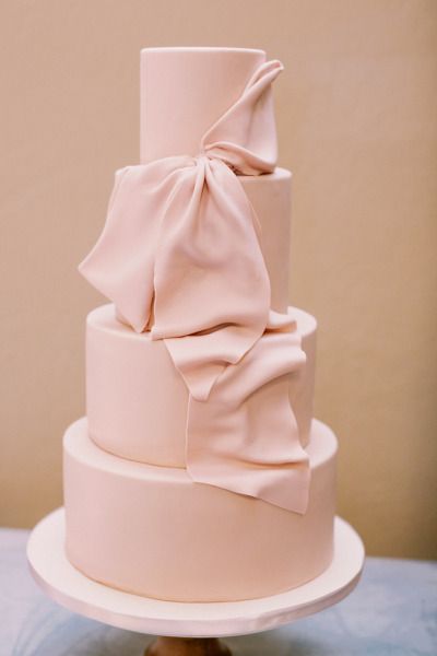 In questa foto una torta matrimonio 2024 con fiocco