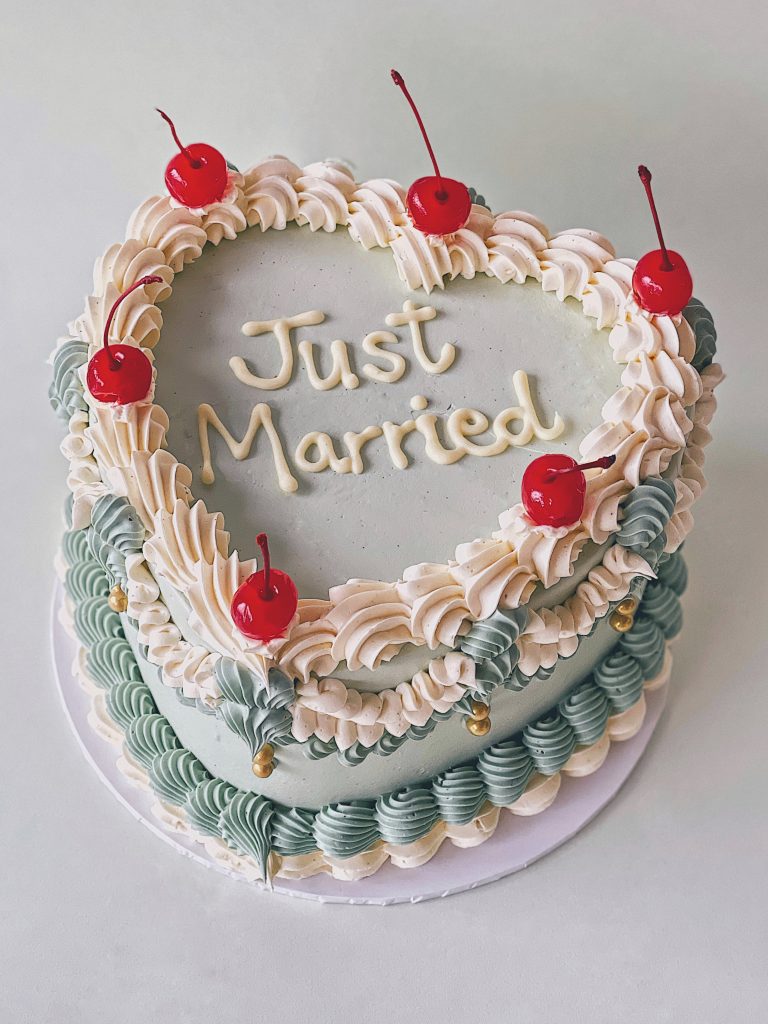In questa foto una torta matrimonio 2024 message cake