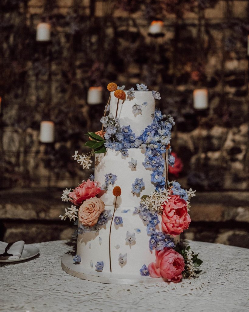In questa foto una torta matrimonio 2024 con fiori