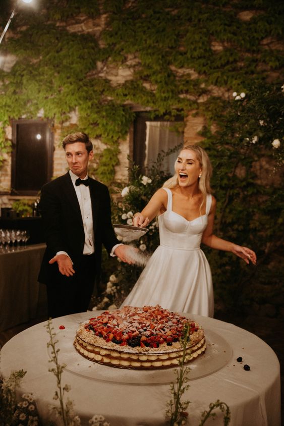 In questa foto una torta matrimonio 2024 monopiano