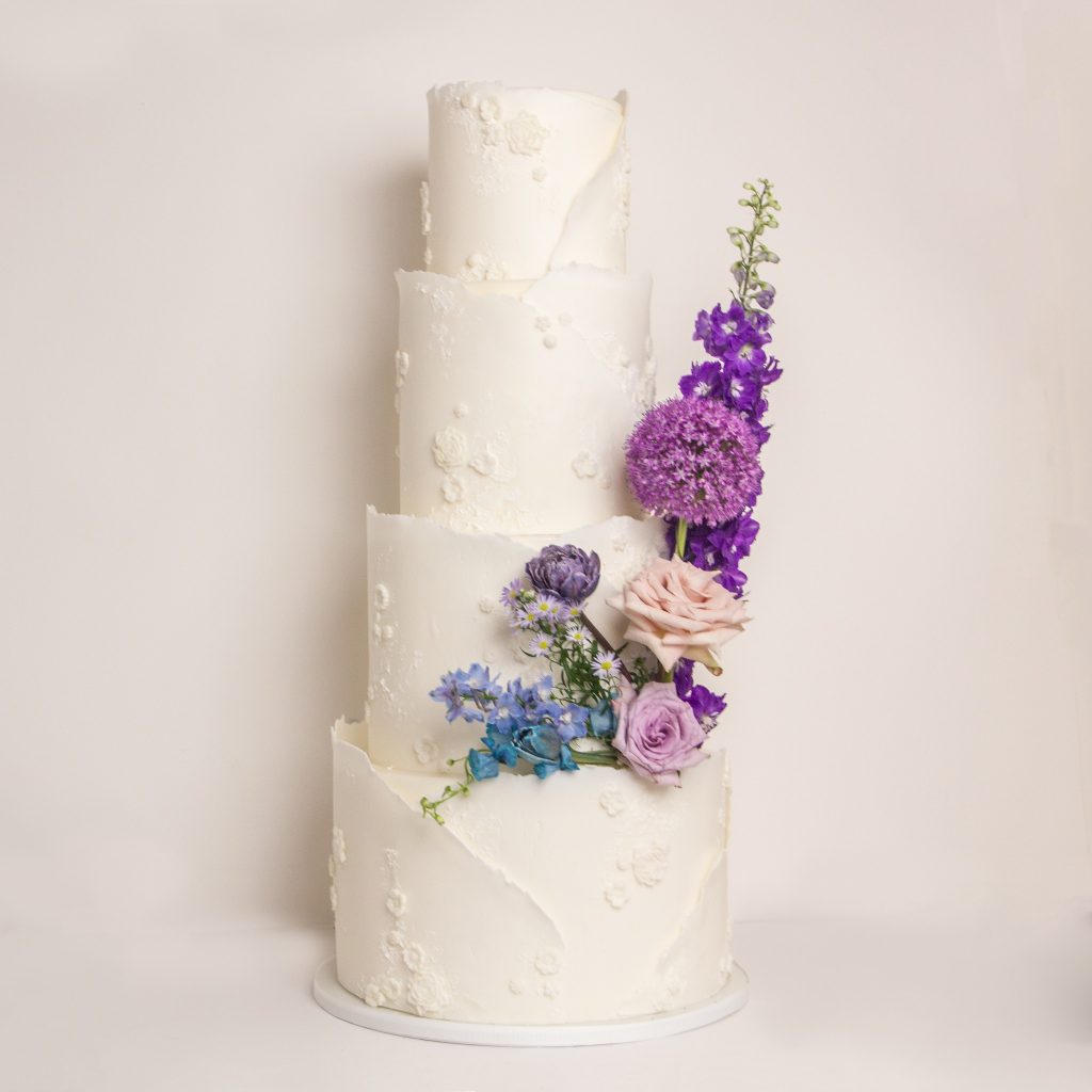 In questa foto una torta matrimonio 2024 con fiori