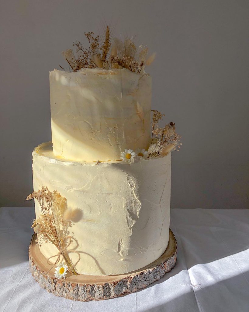 In questa foto una torta matrimonio colorata 2024 con nuance pastello