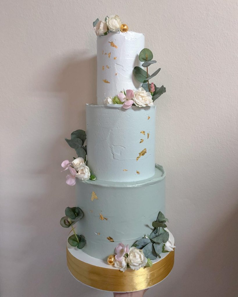 In questa foto una torta matrimonio colorata 2024 con nuance pastello