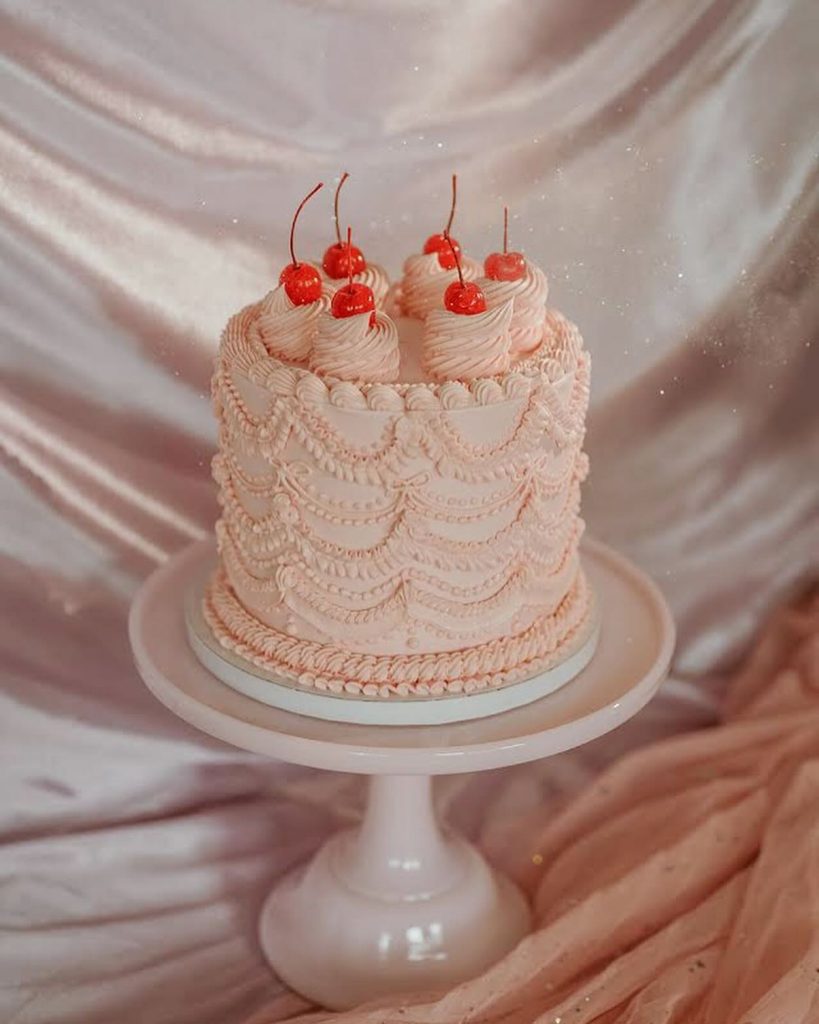 In questa foto una torta matrimonio 2024 vintage