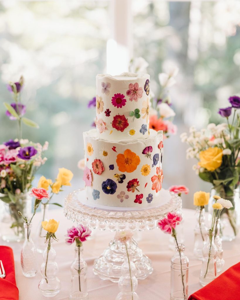 In questa foto una torta matrimonio 2024 con fiori essiccati